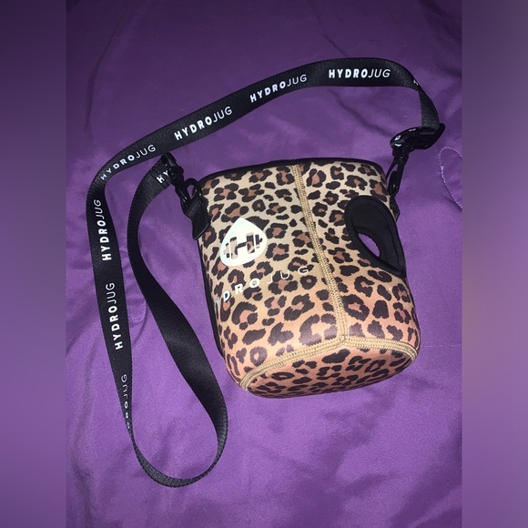 HydroJug leopard carrying sleeve. - Picture 1 of 5
